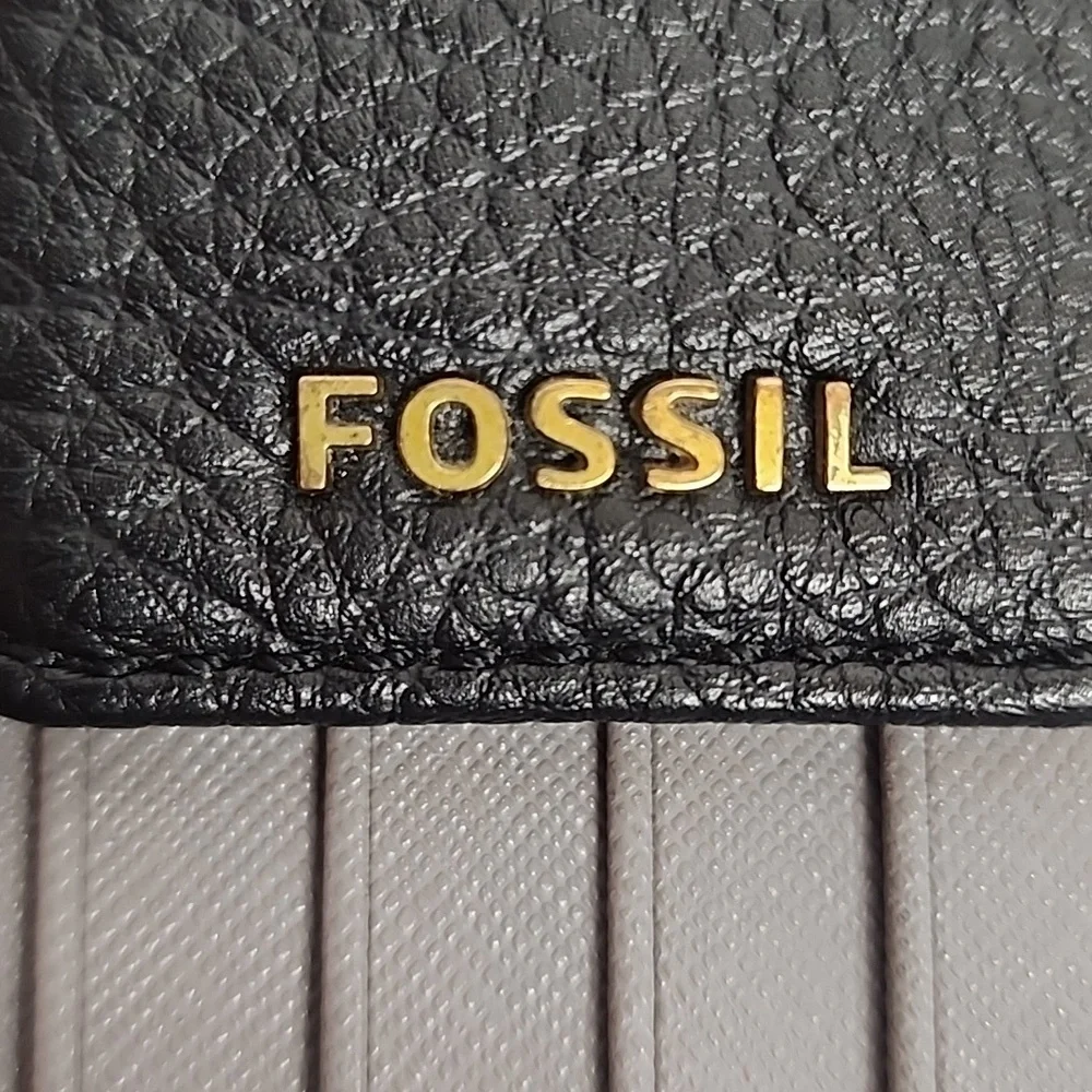 Fossil Metallic Pewter w/Taupe/Gray Inside Wristlet Wallet/Card Holder Clutch